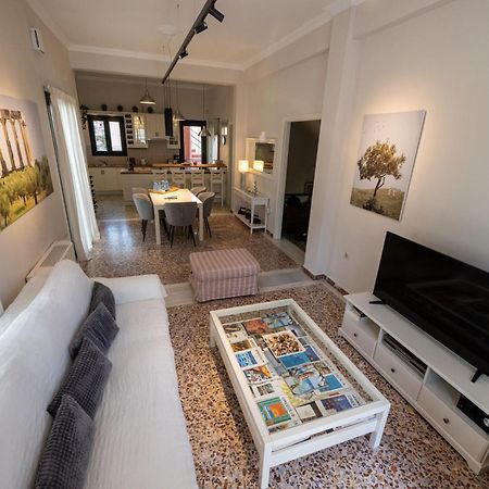 Angelinas Quarters - Kalamata Mediterranean Villas Extérieur photo