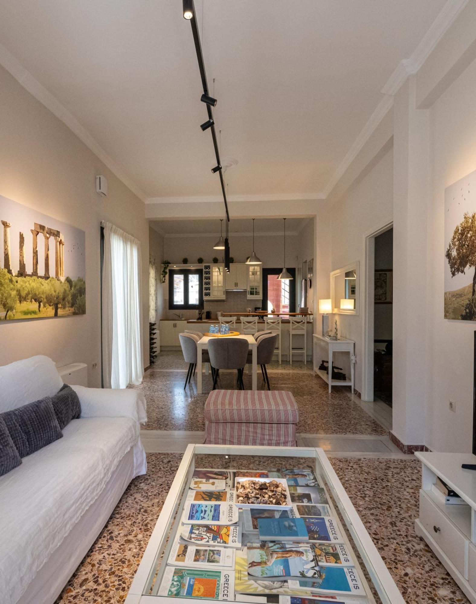 Angelinas Quarters - Kalamata Mediterranean Villas Extérieur photo